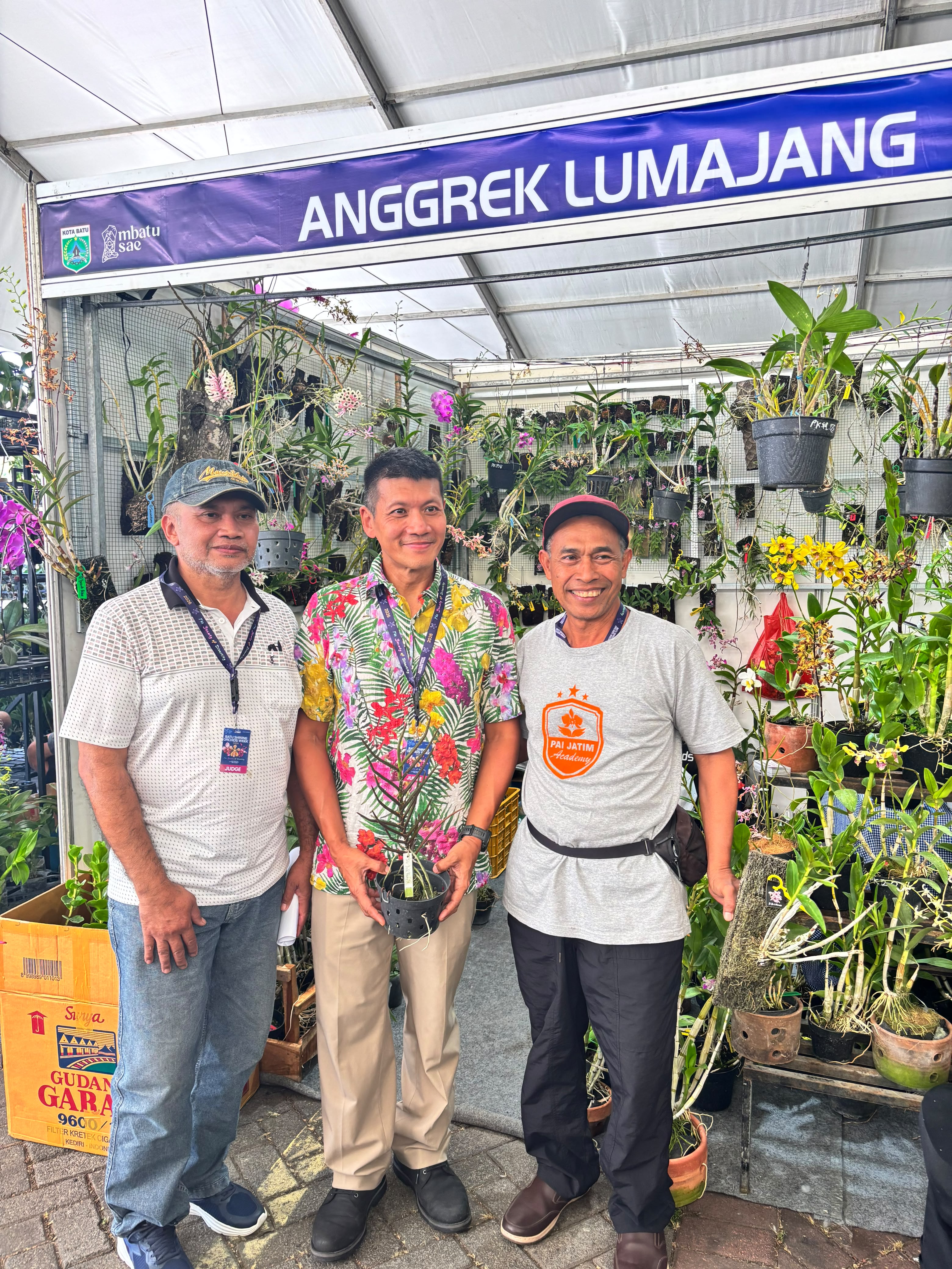 Foto Eko Yepe bersama Emyrs Chew sebagai Vice President dari Orchid Society of South East Asia (OSSEA)